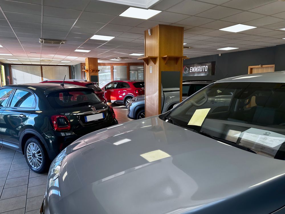 Auto esposte nel salone Emmauto